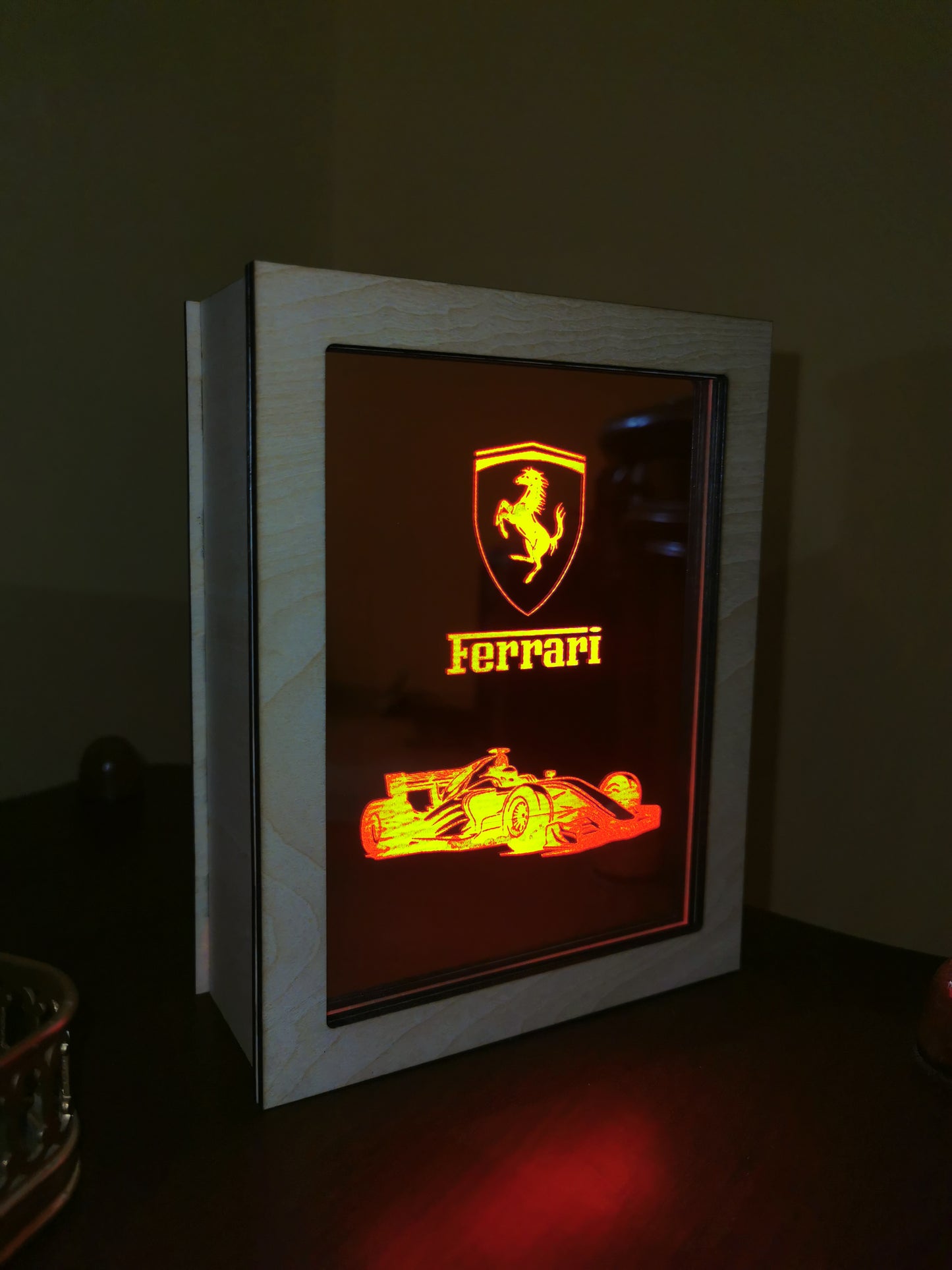 Lampada decorativa su specchio incassonata in legno