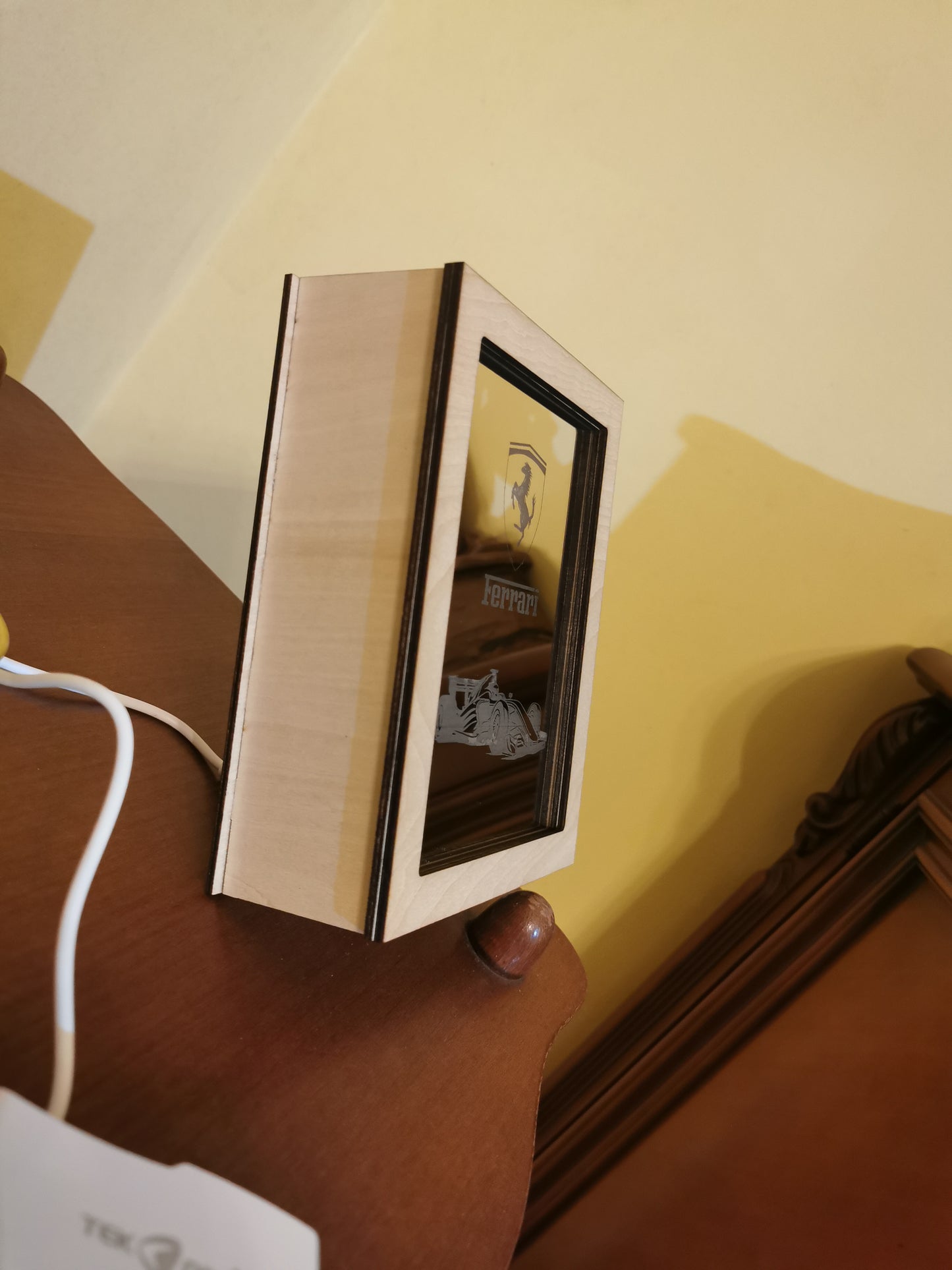 Lampada decorativa su specchio incassonata in legno